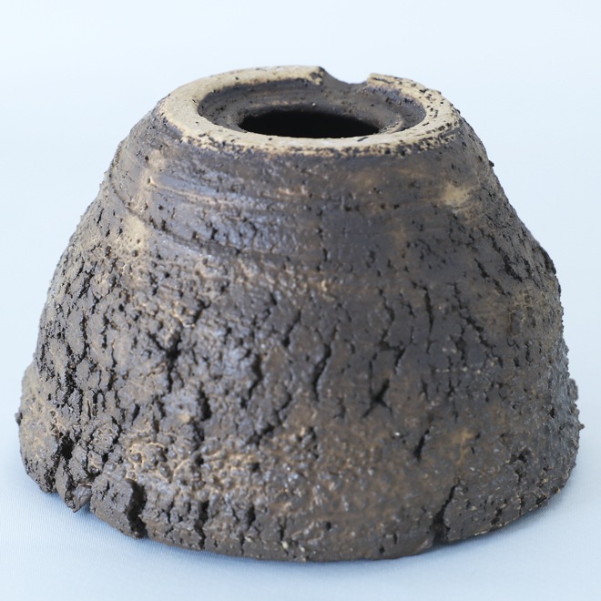 【益子焼】 4.1号鉢 高さ約8.5cm 側面に穴あり 植木鉢 陶器鉢 塊根植物 アガベ サボテン コーデックス 【炸裂紋鉢 大地の鼓動】 作家 陶芸家 横山雄一作 一点物