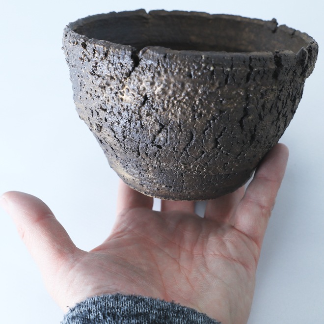 【益子焼】 4.1号鉢 高さ約8.5cm 側面に穴あり 植木鉢 陶器鉢 塊根植物 アガベ サボテン コーデックス 【炸裂紋鉢 大地の鼓動】 作家 陶芸家 横山雄一作 一点物