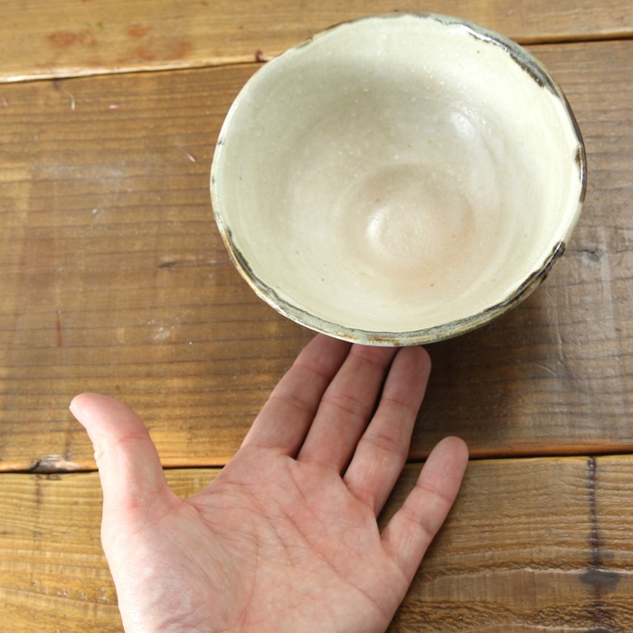 【益子焼】 抹茶碗 作家 横山雄一作 一点物　マット糠釉＆益子黒釉流し掛け文様 口径約14.5cm 素朴な益子焼の風合い　【単品1個】※桐箱は別売となります