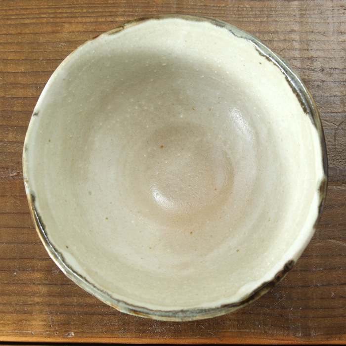 【益子焼】 抹茶碗 作家 横山雄一作 一点物　マット糠釉＆益子黒釉流し掛け文様 口径約14.5cm 素朴な益子焼の風合い　【単品1個】※桐箱は別売となります