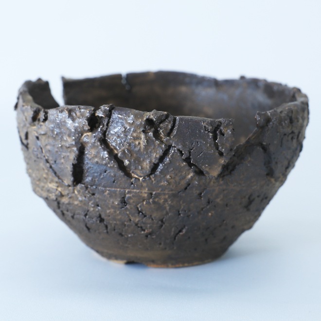 【益子焼】 4.3号鉢 高さ約7.5cm 側面に穴あり 植木鉢 陶器鉢 塊根植物 アガベ サボテン コーデックス 【炸裂紋鉢 大地の鼓動】 作家 陶芸家 横山雄一作 一点物