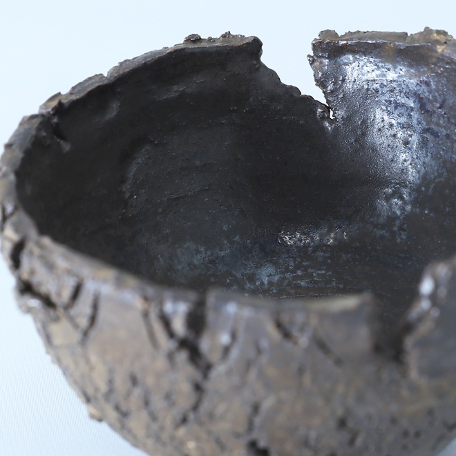 【益子焼】 4.3号鉢 高さ約7.5cm 側面に穴あり 植木鉢 陶器鉢 塊根植物 アガベ サボテン コーデックス 【炸裂紋鉢 大地の鼓動】 作家 陶芸家 横山雄一作 一点物