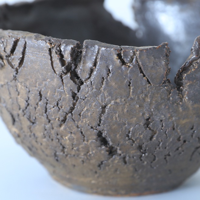 【益子焼】 4.3号鉢 高さ約7.5cm 側面に穴あり 植木鉢 陶器鉢 塊根植物 アガベ サボテン コーデックス 【炸裂紋鉢 大地の鼓動】 作家 陶芸家 横山雄一作 一点物