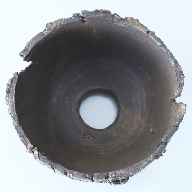 【益子焼】 4.3号鉢 高さ約7.5cm 側面に穴あり 植木鉢 陶器鉢 塊根植物 アガベ サボテン コーデックス 【炸裂紋鉢 大地の鼓動】 作家 陶芸家 横山雄一作 一点物