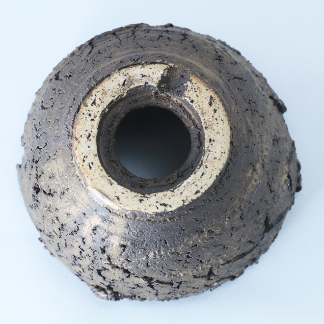 【益子焼】 4.3号鉢 高さ約7.5cm 側面に穴あり 植木鉢 陶器鉢 塊根植物 アガベ サボテン コーデックス 【炸裂紋鉢 大地の鼓動】 作家 陶芸家 横山雄一作 一点物