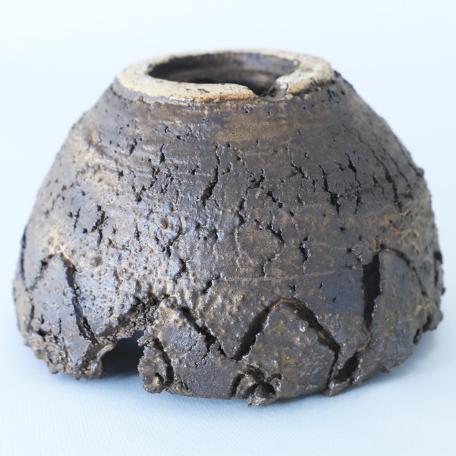 【益子焼】 4.3号鉢 高さ約7.5cm 側面に穴あり 植木鉢 陶器鉢 塊根植物 アガベ サボテン コーデックス 【炸裂紋鉢 大地の鼓動】 作家 陶芸家 横山雄一作 一点物