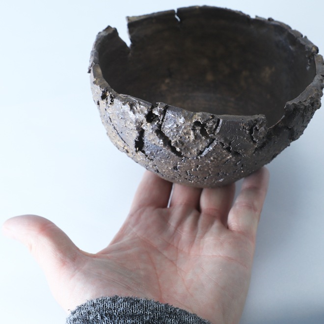 【益子焼】 4.3号鉢 高さ約7.5cm 側面に穴あり 植木鉢 陶器鉢 塊根植物 アガベ サボテン コーデックス 【炸裂紋鉢 大地の鼓動】 作家 陶芸家 横山雄一作 一点物