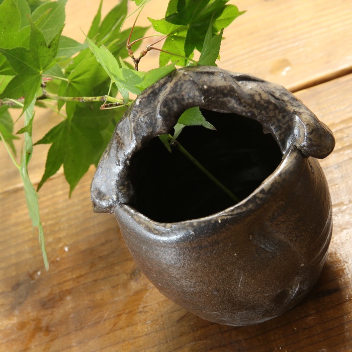 【益子焼】 花瓶 花器 フラワーベース 炭化焼無地 豪快な手付き花入れ コロンと丸い形の花生け サイズ小　一点物　【単品１個】