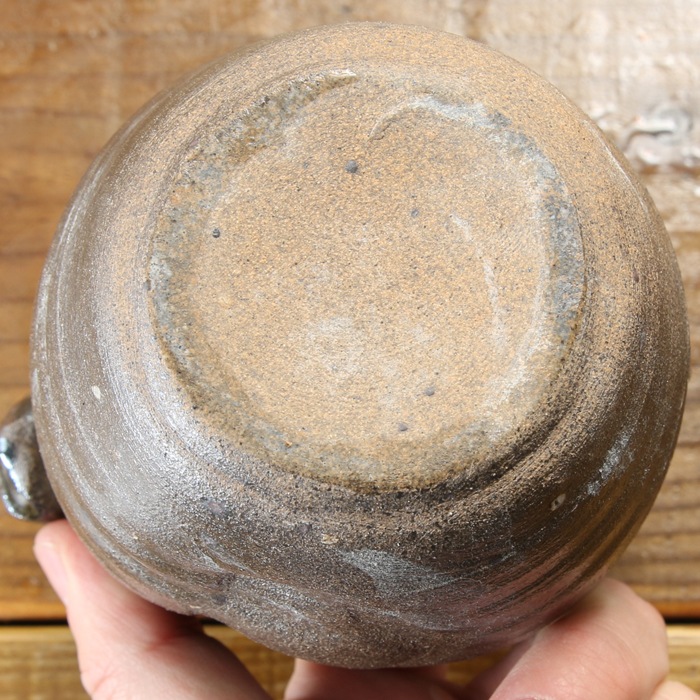 【益子焼】 花瓶 花器 フラワーベース 炭化焼無地 豪快な手付き花入れ コロンと丸い形の花生け サイズ小　一点物　【単品１個】