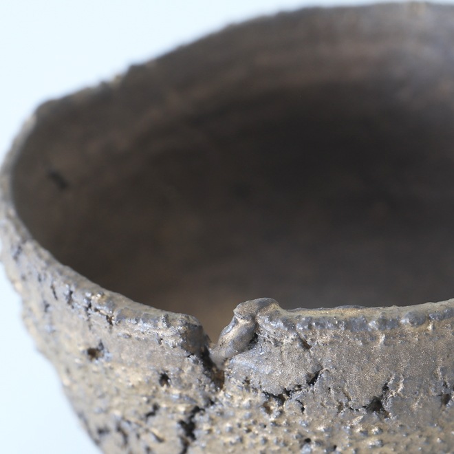 【益子焼】 3.8号鉢 高さ約7～7.5cm 側面に穴あり 植木鉢 陶器鉢 塊根植物 アガベ サボテン コーデックス 【炸裂紋鉢 大地の鼓動】 作家 陶芸家 横山雄一作 一点物