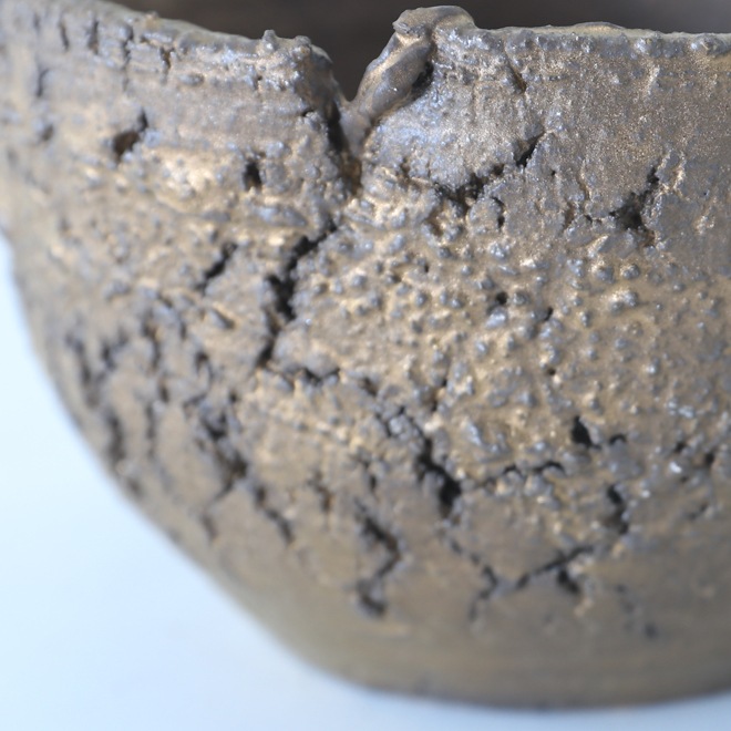 【益子焼】 3.8号鉢 高さ約7～7.5cm 側面に穴あり 植木鉢 陶器鉢 塊根植物 アガベ サボテン コーデックス 【炸裂紋鉢 大地の鼓動】 作家 陶芸家 横山雄一作 一点物