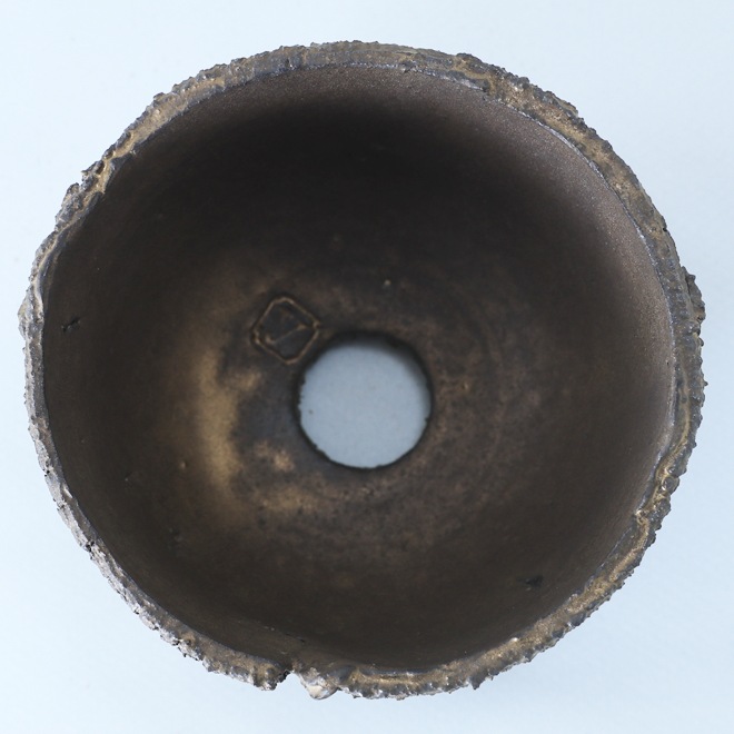 【益子焼】 3.8号鉢 高さ約7～7.5cm 側面に穴あり 植木鉢 陶器鉢 塊根植物 アガベ サボテン コーデックス 【炸裂紋鉢 大地の鼓動】 作家 陶芸家 横山雄一作 一点物