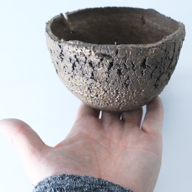 【益子焼】 3.8号鉢 高さ約7～7.5cm 側面に穴あり 植木鉢 陶器鉢 塊根植物 アガベ サボテン コーデックス 【炸裂紋鉢 大地の鼓動】 作家 陶芸家 横山雄一作 一点物