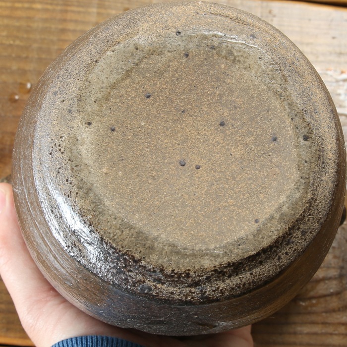 【益子焼】 花瓶 花器 フラワーベース 炭化焼無地 豪快な手付き花入れ コロンと丸い形の花生け サイズ大　一点物　【単品１個】