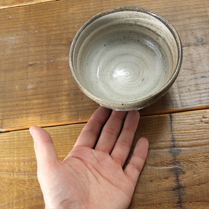 【益子焼】 抹茶碗 作家 横山雄一作 一点物　炭化焼シリーズ すすきりんどう模様 口径約12.5cm 素朴な益子焼の風合い　【単品1個】※桐箱は別売となります