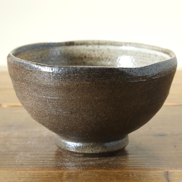 【益子焼】 抹茶碗 作家 横山雄一作 一点物　炭化焼シリーズ すすきりんどう模様 口径約12.5cm 素朴な益子焼の風合い　【単品1個】※桐箱は別売となります