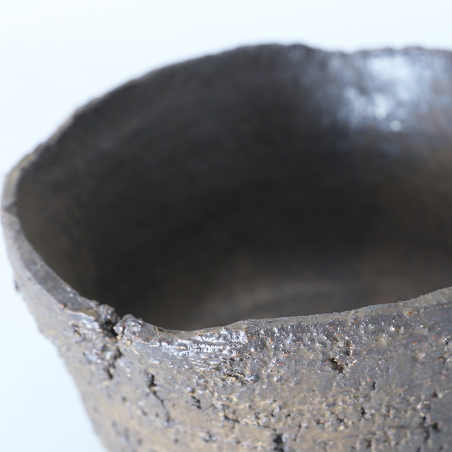 【益子焼】 4.6号鉢 高さ約7.5～8cm 側面に穴あり 植木鉢 陶器鉢 塊根植物 アガベ サボテン コーデックス 【炸裂紋鉢 大地の鼓動】 作家 陶芸家 横山雄一作 一点物