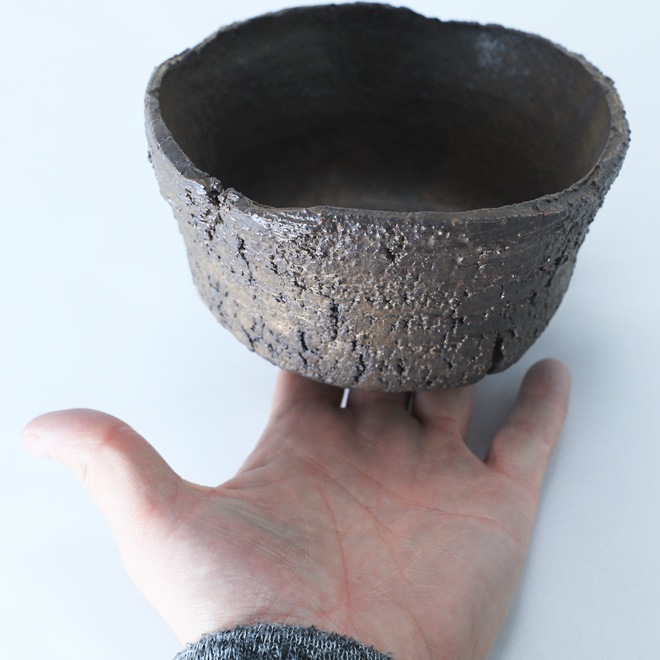 【益子焼】 4.6号鉢 高さ約7.5～8cm 側面に穴あり 植木鉢 陶器鉢 塊根植物 アガベ サボテン コーデックス 【炸裂紋鉢 大地の鼓動】 作家 陶芸家 横山雄一作 一点物