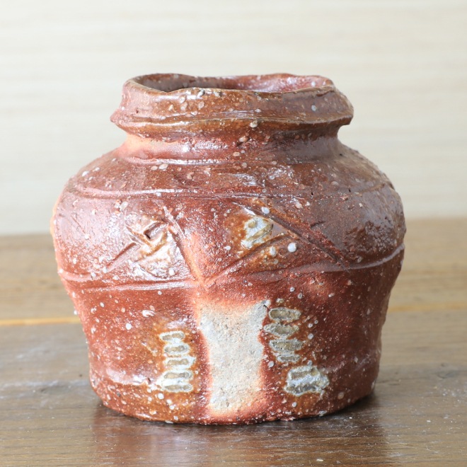 【益子焼】 花器 花瓶 花びん フラワーベース 花生け 花活け 作家のこだわり 赤貝文様花器 変壺 高さ8.5cm 1点もの 再制作なし ( 定年 退職 贈り物 退職祝い 退職記念 自分へのご褒美 などの贈り物に )