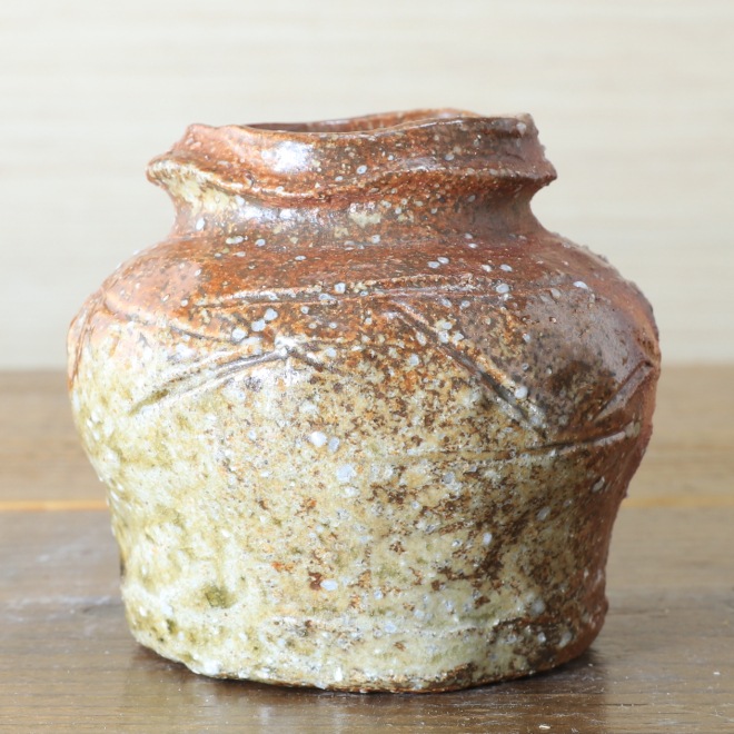 【益子焼】 花器 花瓶 花びん フラワーベース 花生け 花活け 作家のこだわり 赤貝文様花器 変壺 高さ8.5cm 1点もの 再制作なし ( 定年 退職 贈り物 退職祝い 退職記念 自分へのご褒美 などの贈り物に )