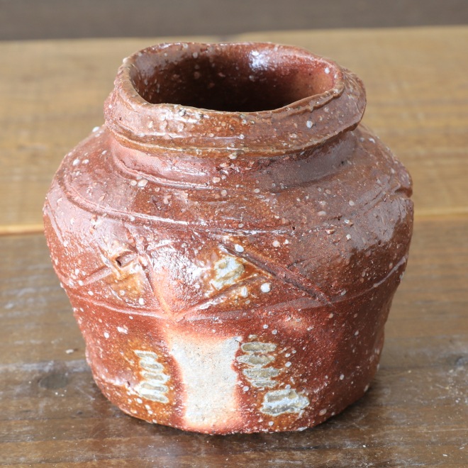 【益子焼】 花器 花瓶 花びん フラワーベース 花生け 花活け 作家のこだわり 赤貝文様花器 変壺 高さ8.5cm 1点もの 再制作なし ( 定年 退職 贈り物 退職祝い 退職記念 自分へのご褒美 などの贈り物に )