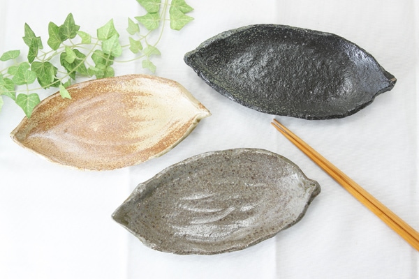 【益子焼】ゴツゴツした粘土の荒土シリーズ 足付き葉っぱのお皿【単品1枚】