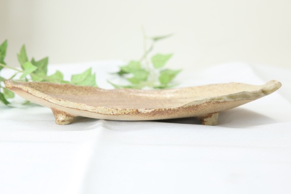【益子焼】ゴツゴツした粘土の荒土シリーズ 足付き葉っぱのお皿【単品1枚】