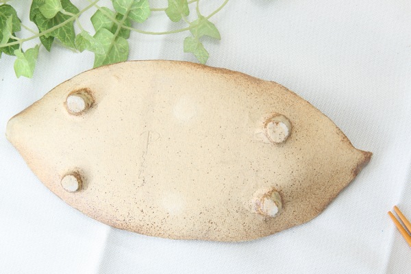【益子焼】ゴツゴツした粘土の荒土シリーズ 足付き葉皿【単品1枚】