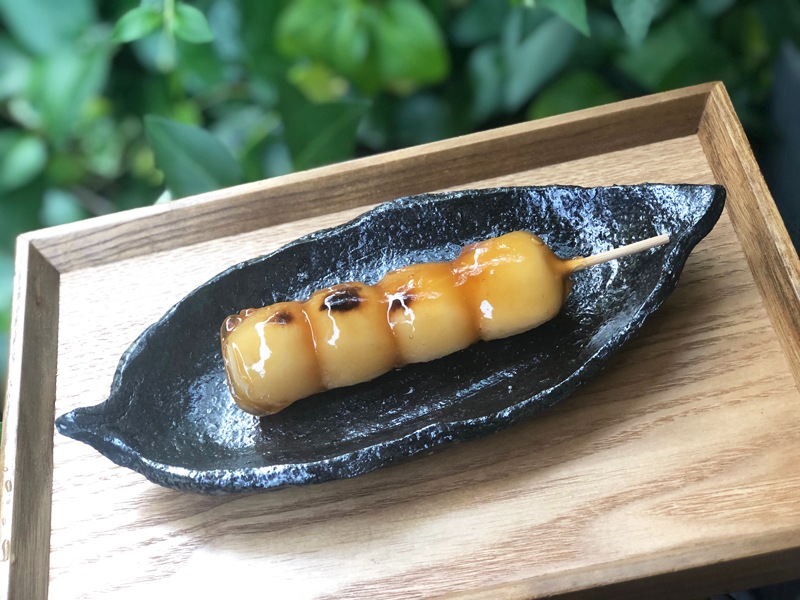 【益子焼】ゴツゴツした粘土の荒土シリーズ 足付き葉っぱのお皿【単品1枚】