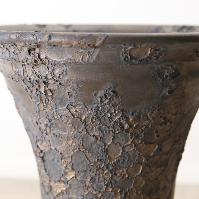 【益子焼】5.8号鉢 植木鉢 陶器鉢 オペルクリカリアパプキス 灌木系塊根植物 アガベ 【NEW銀河鉢クレーター・Black＆Gold】 高さ約18.5cm 作家 陶芸家 横山雄一作　一点物