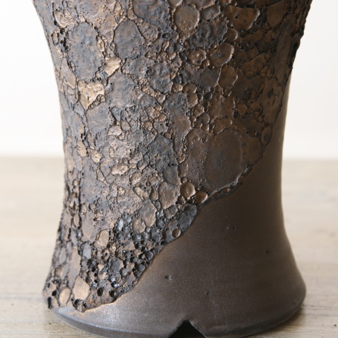 【益子焼】5.8号鉢 植木鉢 陶器鉢 オペルクリカリアパプキス 灌木系塊根植物 アガベ 【NEW銀河鉢クレーター・Black＆Gold】 高さ約18.5cm 作家 陶芸家 横山雄一作　一点物