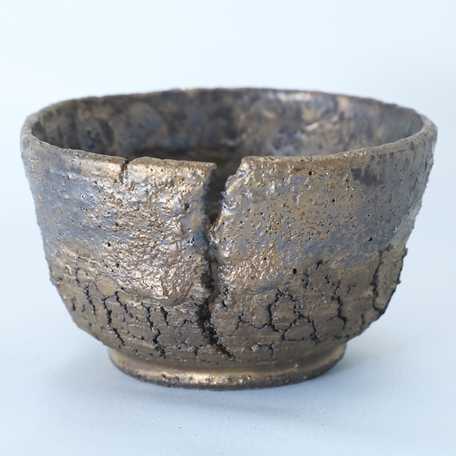 益子焼 鉢 益子焼｜【益子焼】 4.5号鉢 高さ約8cm 前面に大きな割れ穴あり 植木鉢