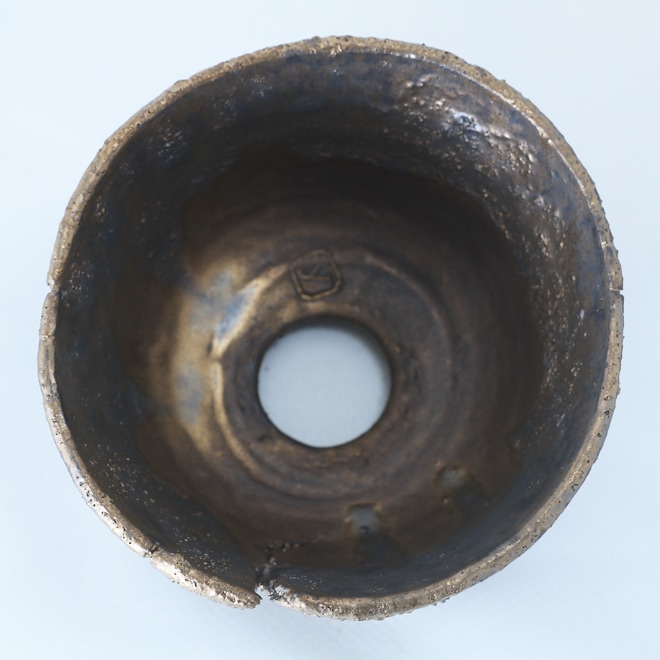 【益子焼】 4.5号鉢 高さ約8cm 前面に大きな割れ穴あり 植木鉢 陶器鉢 塊根植物 アガベ サボテン コーデックス 【炸裂紋鉢 大地の鼓動】 作家 陶芸家 横山雄一作 一点物