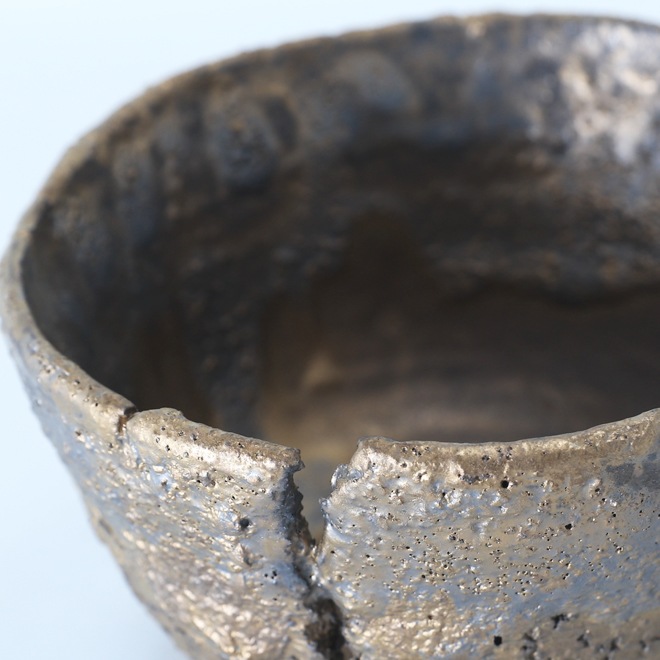 【益子焼】 4.5号鉢 高さ約8cm 前面に大きな割れ穴あり 植木鉢 陶器鉢 塊根植物 アガベ サボテン コーデックス 【炸裂紋鉢 大地の鼓動】 作家 陶芸家 横山雄一作 一点物