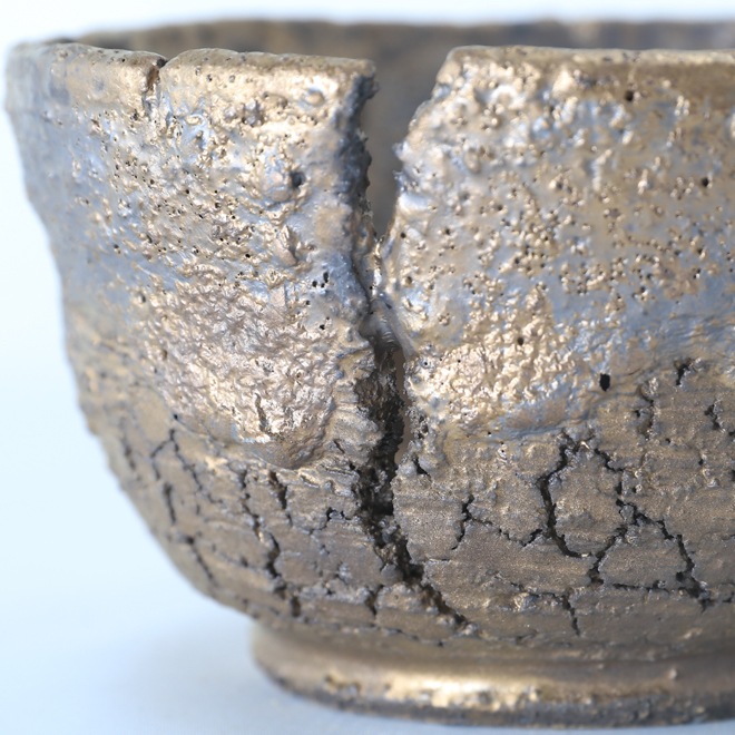【益子焼】 4.5号鉢 高さ約8cm 前面に大きな割れ穴あり 植木鉢 陶器鉢 塊根植物 アガベ サボテン コーデックス 【炸裂紋鉢 大地の鼓動】 作家 陶芸家 横山雄一作 一点物