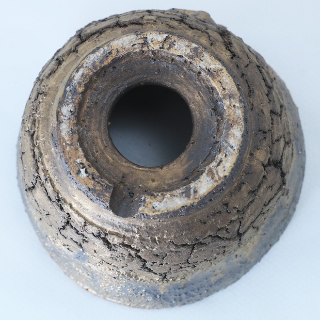 【益子焼】 4.5号鉢 高さ約8cm 前面に大きな割れ穴あり 植木鉢 陶器鉢 塊根植物 アガベ サボテン コーデックス 【炸裂紋鉢 大地の鼓動】 作家 陶芸家 横山雄一作 一点物