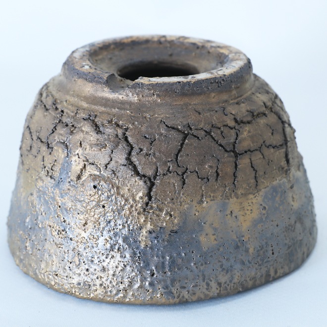 【益子焼】 4.5号鉢 高さ約8cm 前面に大きな割れ穴あり 植木鉢 陶器鉢 塊根植物 アガベ サボテン コーデックス 【炸裂紋鉢 大地の鼓動】 作家 陶芸家 横山雄一作 一点物