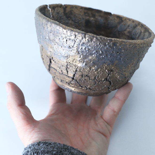 【益子焼】 4.5号鉢 高さ約8cm 前面に大きな割れ穴あり 植木鉢 陶器鉢 塊根植物 アガベ サボテン コーデックス 【炸裂紋鉢 大地の鼓動】 作家 陶芸家 横山雄一作 一点物