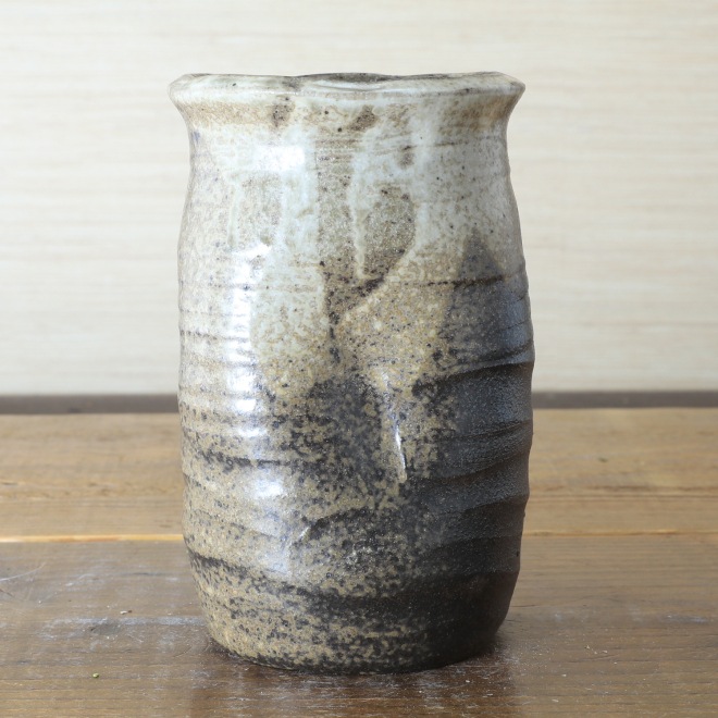 【益子焼】 豪快に歪ませた 炭化焼 筒花瓶 素朴な白化粧泥掛け 高さ約14.5cm 【単品１個】