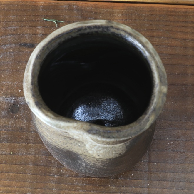【益子焼】 豪快に歪ませた 炭化焼 筒花瓶 素朴な白化粧泥掛け 高さ約14.5cm 【単品１個】