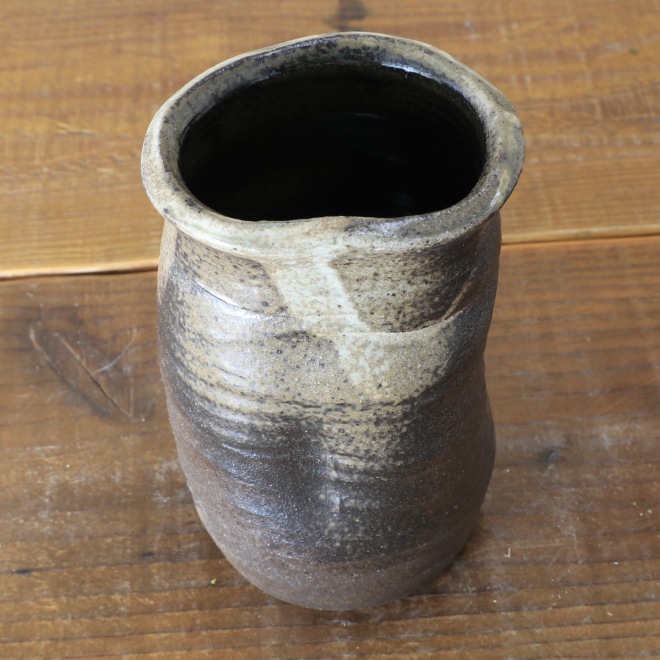 【益子焼】 豪快に歪ませた 炭化焼 筒花瓶 素朴な白化粧泥掛け 高さ約14.5cm 【単品１個】