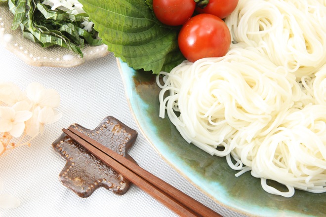 【益子焼】いっちんドット柄の十字・＋の箸置き【単品１個】