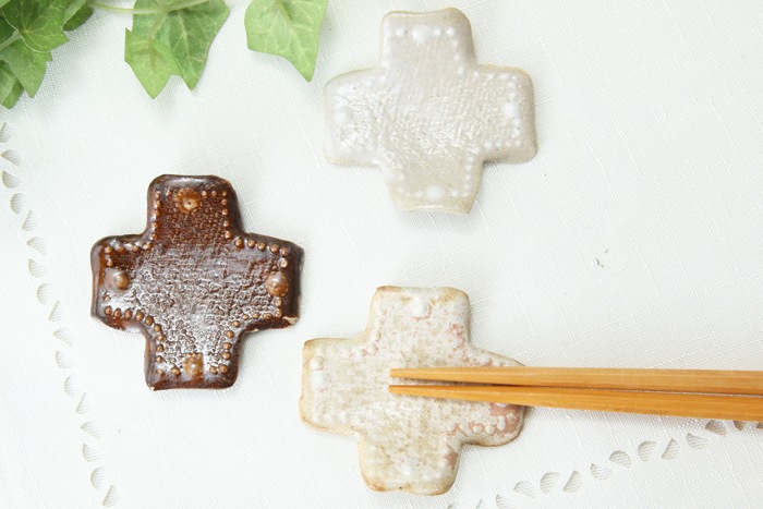 【益子焼】いっちんドット柄の十字・＋の箸置き【単品１個】