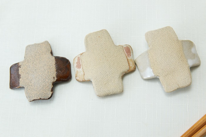 【益子焼】いっちんドット柄の十字・＋の箸置き【単品１個】