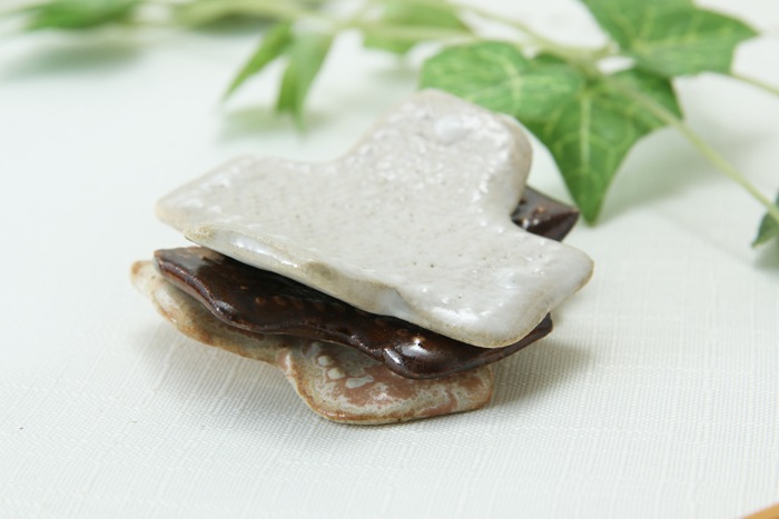 【益子焼】いっちんドット柄の十字・＋の箸置き【単品１個】