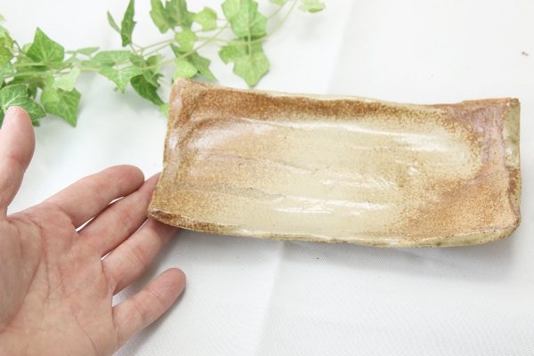 【益子焼】ゴツゴツした粘土の荒土シリーズ　足付き長方形の長皿【単品１枚】