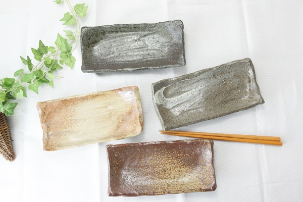 【益子焼】ゴツゴツした粘土の荒土シリーズ　足付き長方形の長皿【単品１枚】