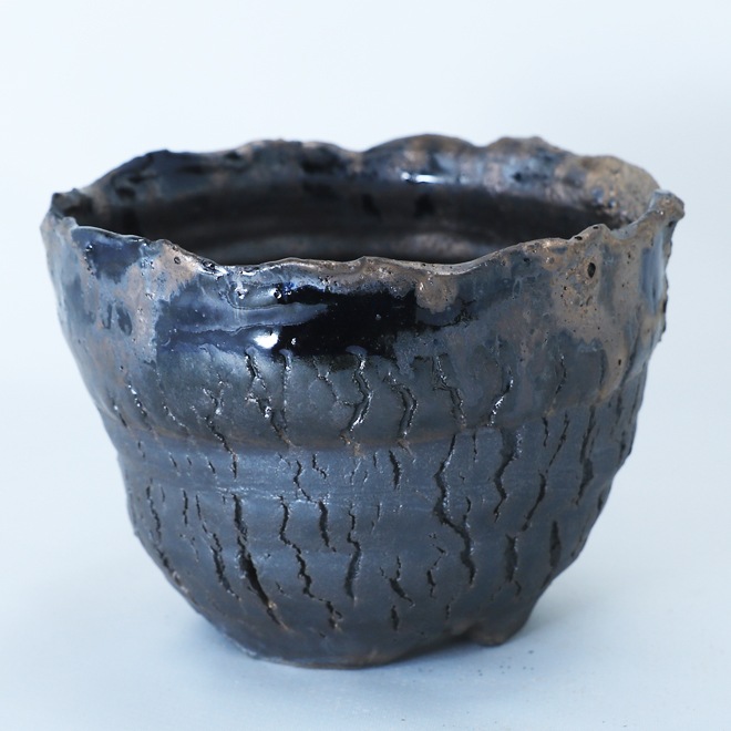 【益子焼】 4.6号鉢 高さ約10～10.5cm 側面に割れ穴あり 植木鉢 陶器鉢 塊根植物 アガベ サボテン コーデックス 【炸裂紋鉢 大地の鼓動】 作家 陶芸家 横山雄一作 一点物