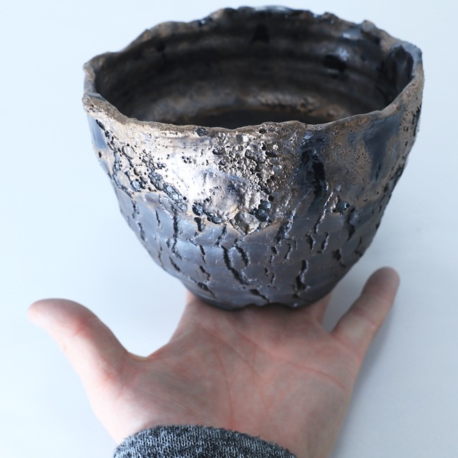 【益子焼】 4.6号鉢 高さ約10～10.5cm 側面に割れ穴あり 植木鉢 陶器鉢 塊根植物 アガベ サボテン コーデックス 【炸裂紋鉢 大地の鼓動】 作家 陶芸家 横山雄一作 一点物