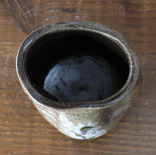 【益子焼】 花瓶 炭化焼 ろくろ成形 豪快に歪ませた変形デザイン 刷毛目つゆ草文様 （高さ約11.5cm）一点物  【単品１個】